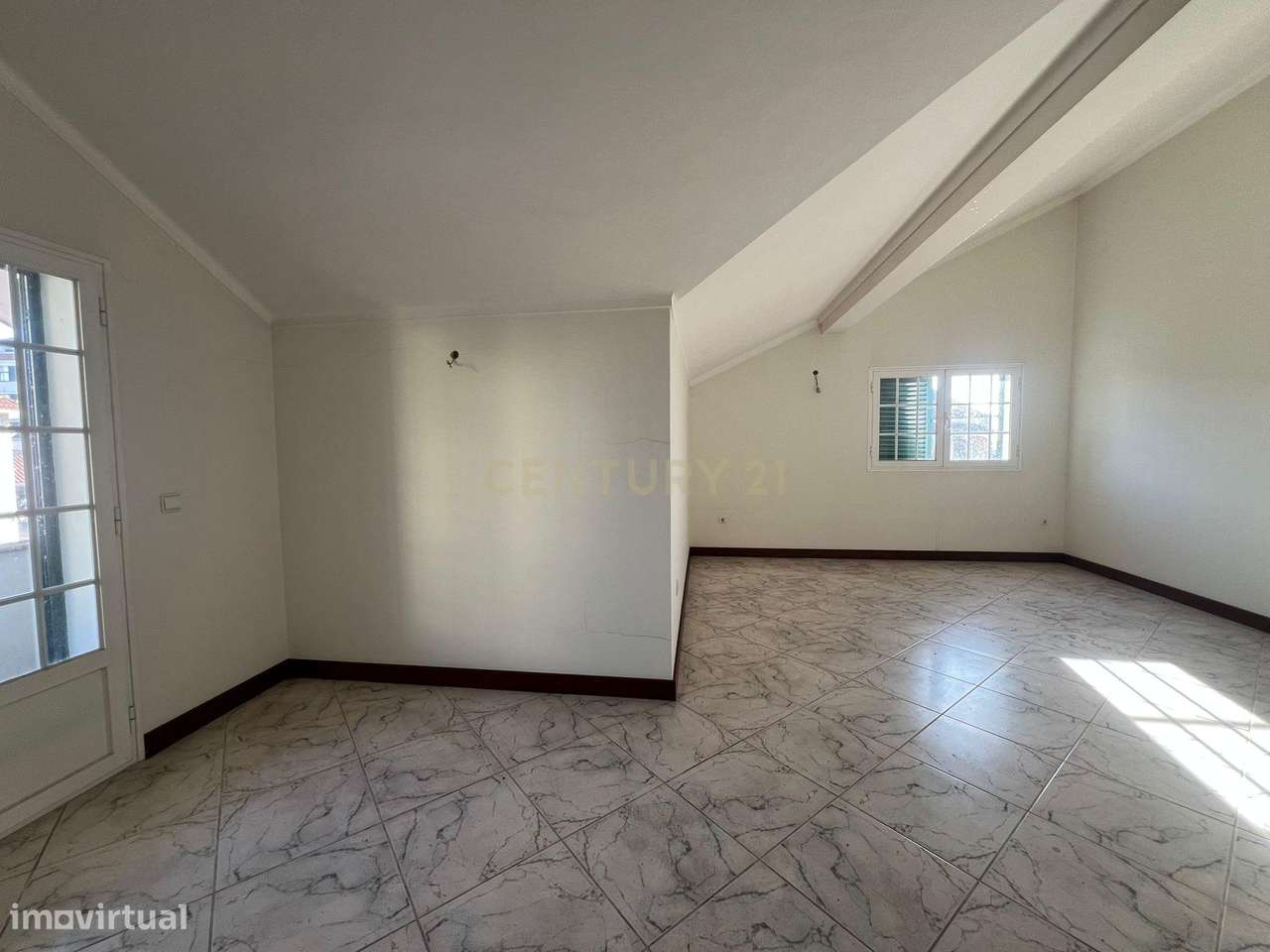 Moradia T4 com Vista Panorâmica – Conforto, Espaço e Localização Privi-32