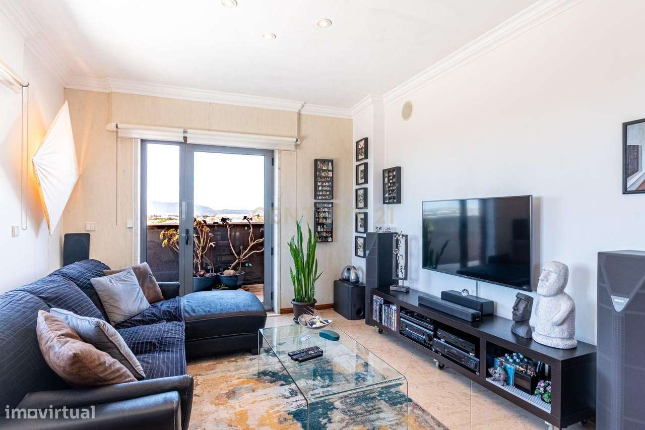 Apartamento Único T2 de 82m2 com Terraço de 75m2 em Porto Salvo-3