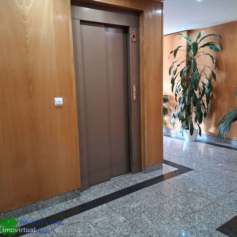 t4 com terraço panorâmico com garagem box dupla e lugar de garagem-7