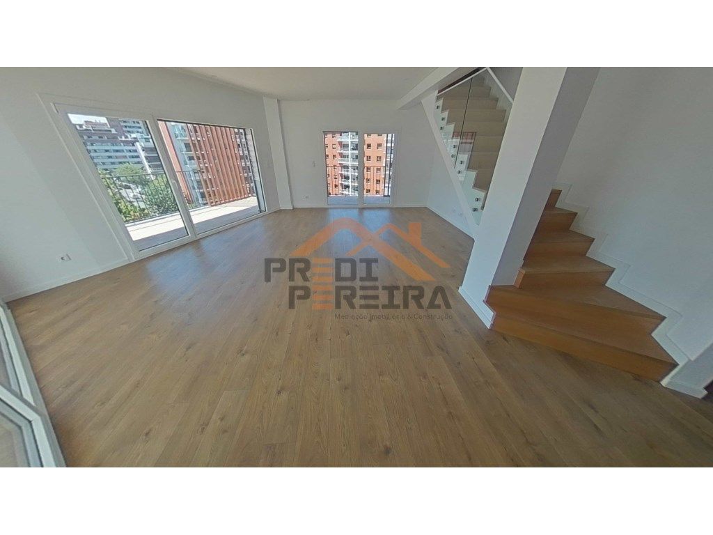 T4 Duplex, novo com terraço e no ultimo piso, na prestigi...