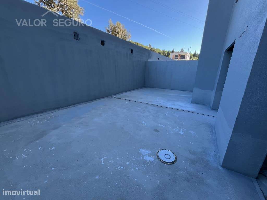 Apartamento T2 novo com garagem 2 viaturas e terraço no Sobralinho-5