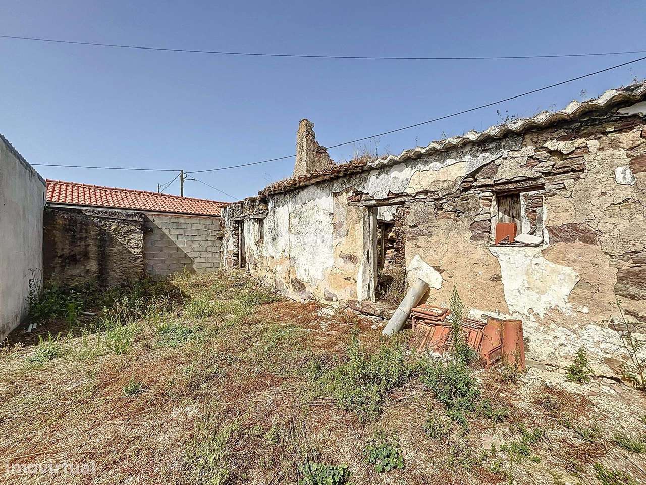 Propriedade mista com ruína e terreno fértil,  localizada nas Antas-5