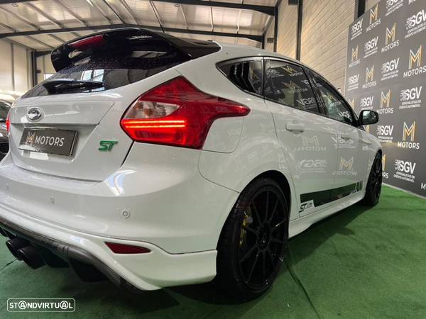 Ford Focus 2.0i ST - 43