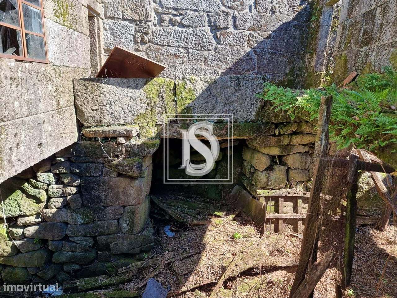 Moradia para Restaurar T3 situada em Campos, UDF de Ruivães e Campos,-7