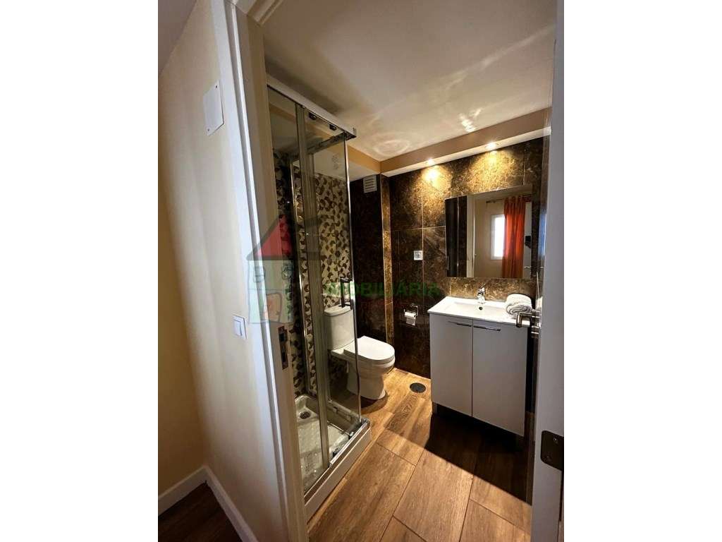 Moradia T15 com Renda Ativa + de €12.000/mês em Famões-13