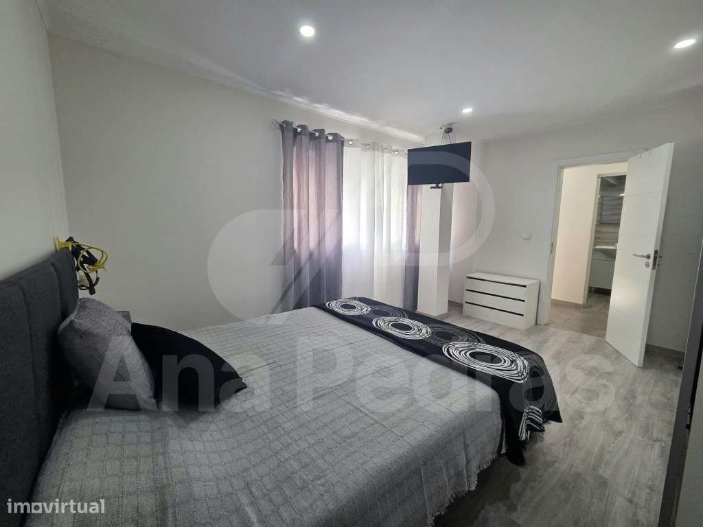 Moradia Bi-Familiar Totalmente Remodelada com Logradouro e Elevado ...-43