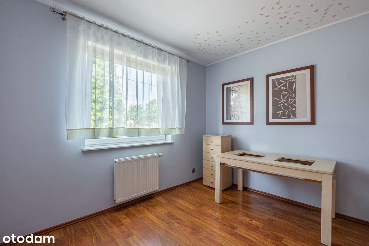 Komfortowy dom z ogrodem i niezależnym garażem-10