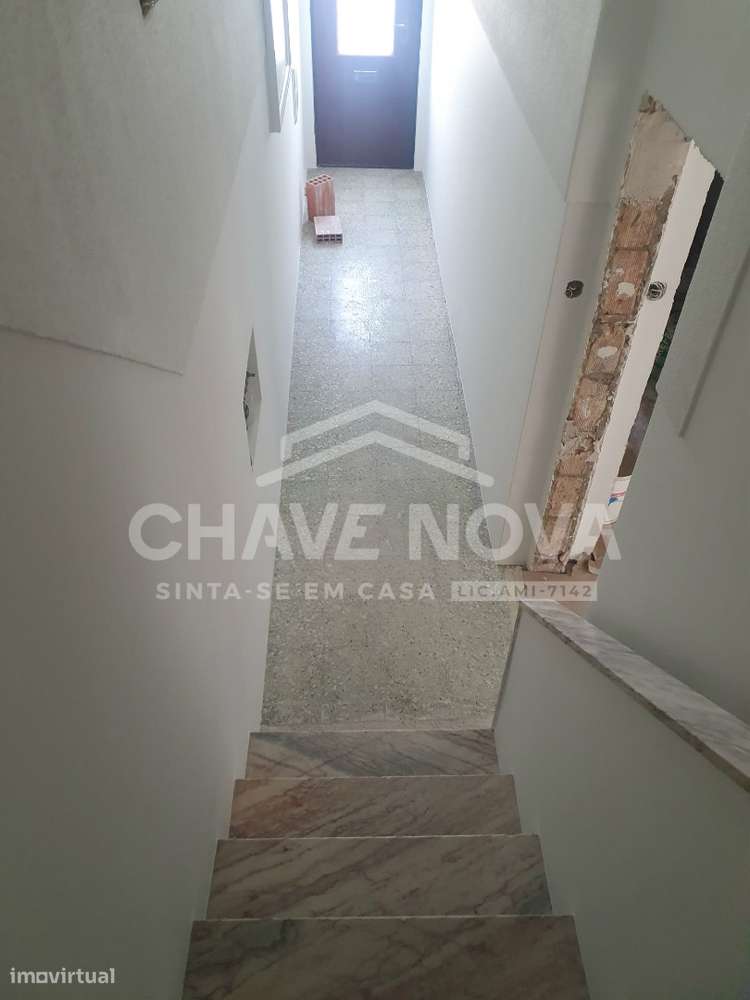 Apartamento T2, localizado no primeiro andar de um prédio Bi-familiar!-19