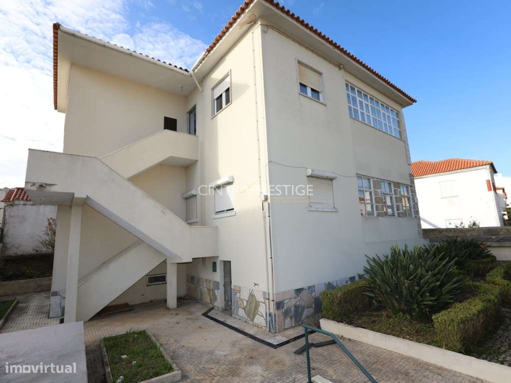 Moradia no Centro de Mafra com 2 Pisos e 2 Garagens.-28