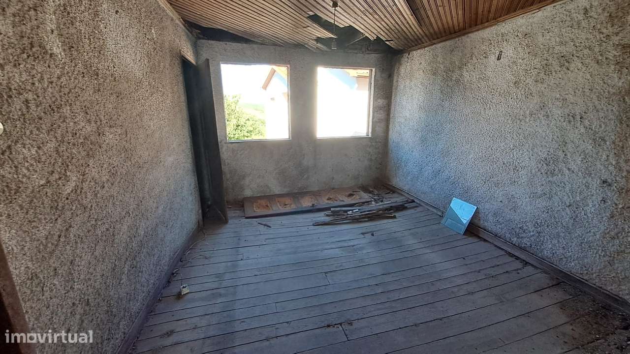 Moradia T2 para Reconstrução no Centro de Almalaguês-8