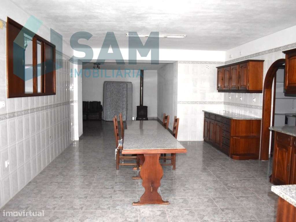 Moradia T4, localizada em Maxial-8