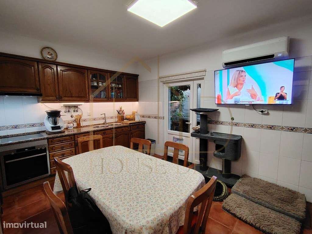 ESPAÇOSA Moradia T4 com Garagem. Stº António da Charneca. Barreiro-10