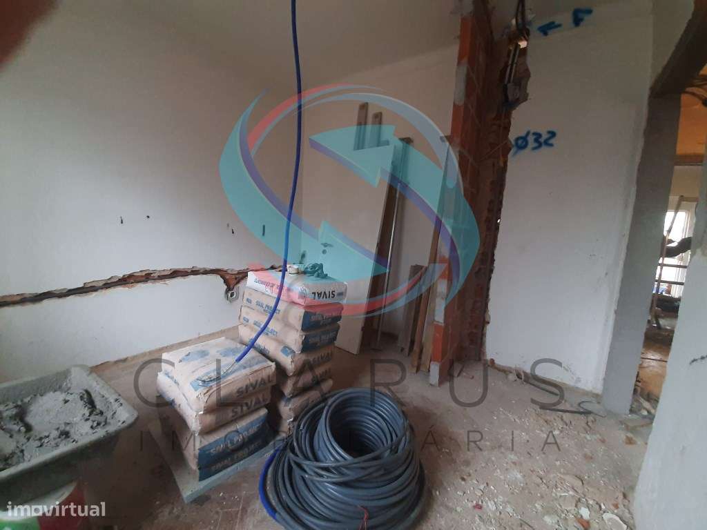 APARTAMENTO T2 EM REMODELAÇÃO TOTAL - TORRE DA MARINHA-9