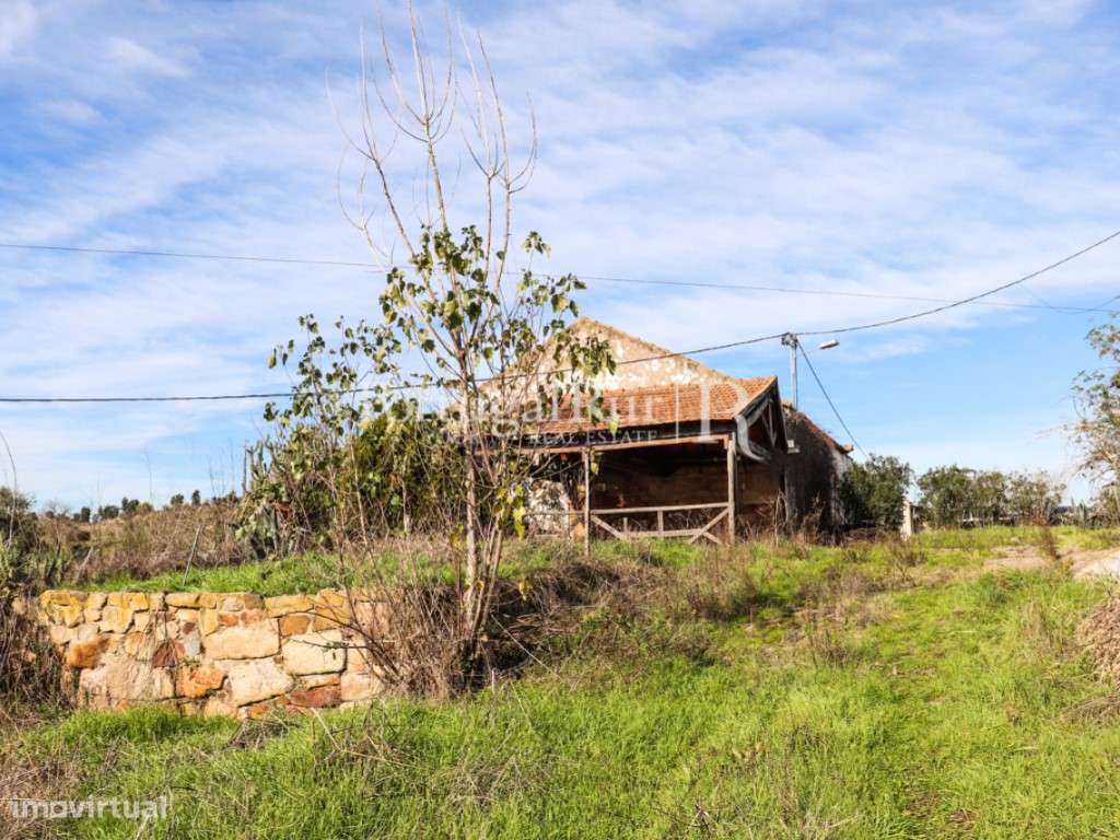 Quinta com casa de habitação T5 e diversas construções-23
