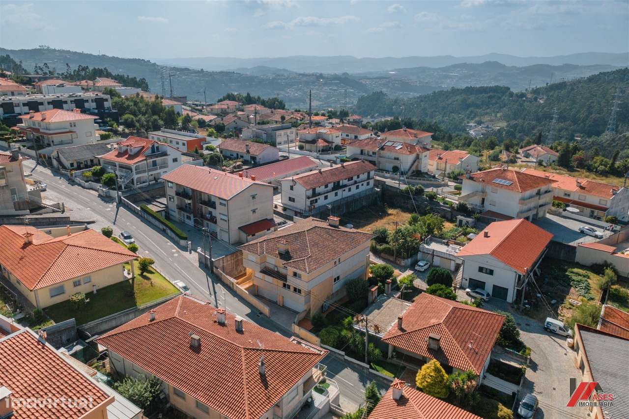 MORADIA T3 COM ÓTIMAS ÁREAS E ESPAÇO PARA NEGÓCIO PRÓPRIO!-23