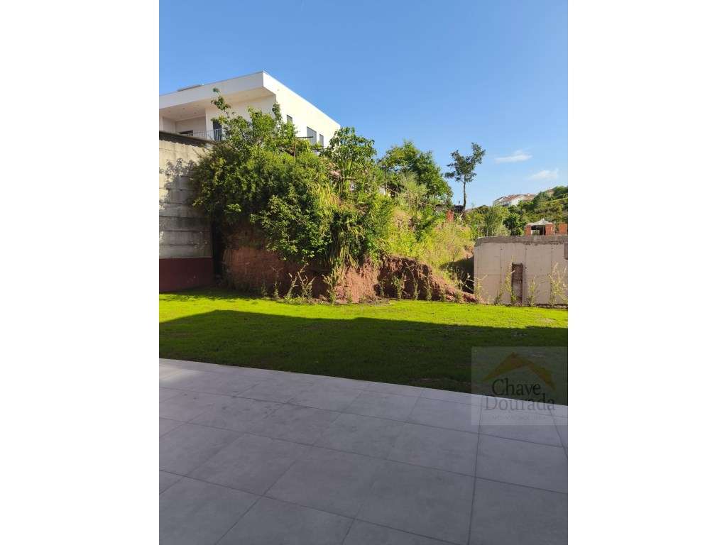 Apartamento T2 com 100m2 novo no Areeiro-4