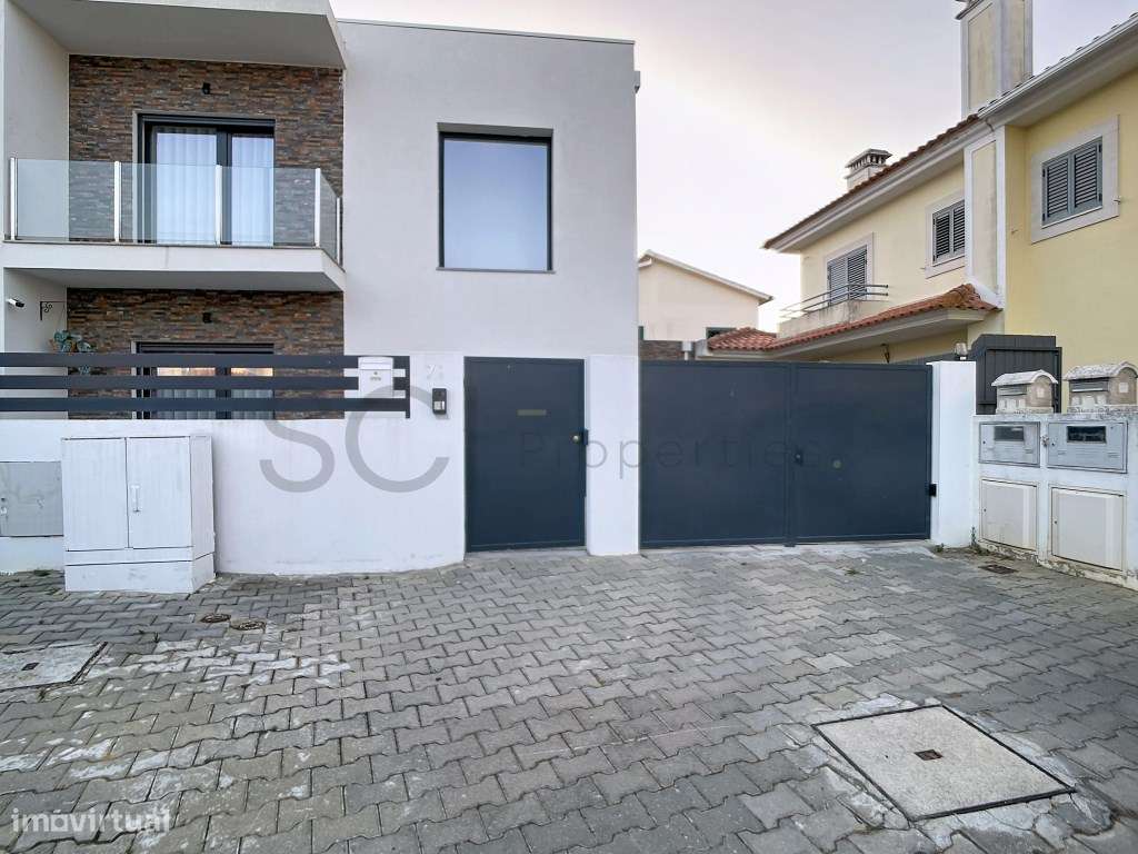Moradia T3 Como Nova, com Garagem e Piscina em Fernão Ferro-58