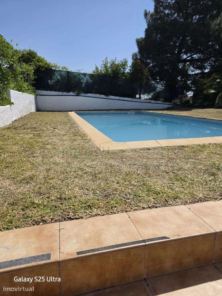 Moradia T4 com piscina e 900 m² de terreno na Quinta da Serralheira,-10