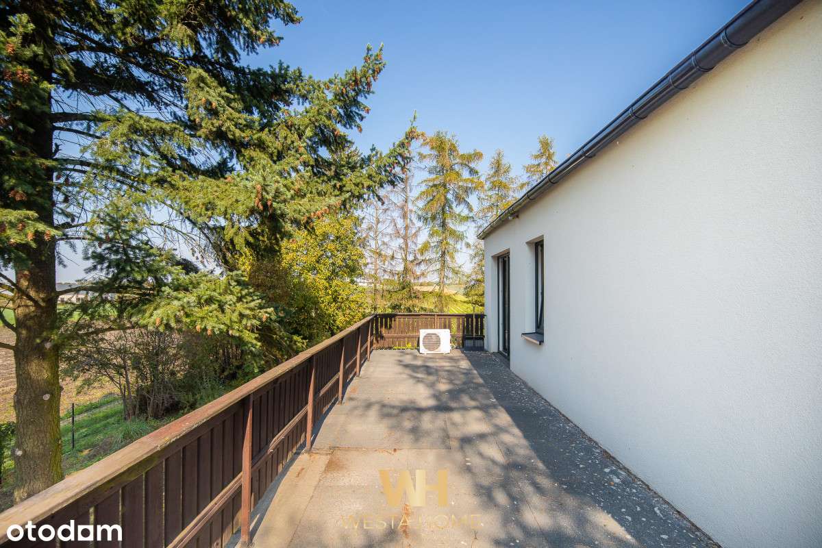 Dom wolnostojący w otoczeniu drzew. Zakroczym.-5