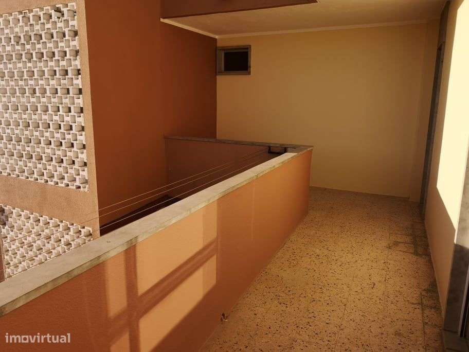 Apartamento T2 Parede Centro a 3 minutos da Estação da CP - Grande imagem: 4/19