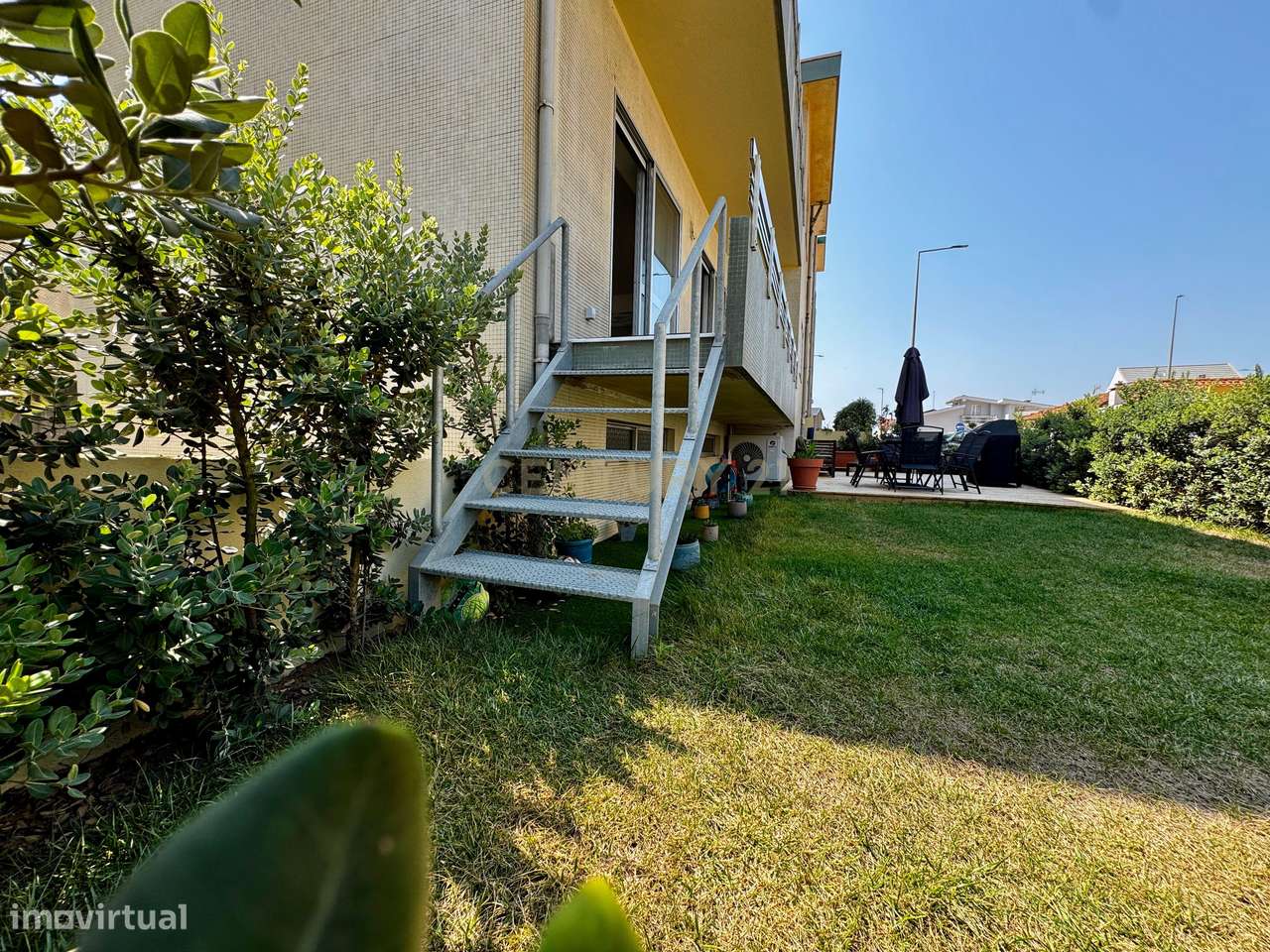 T3 COM VIVÊNCIA DE ANDAR-MORADIA | JARDIM E TERRAÇO PRIVATIVO | A 150-0