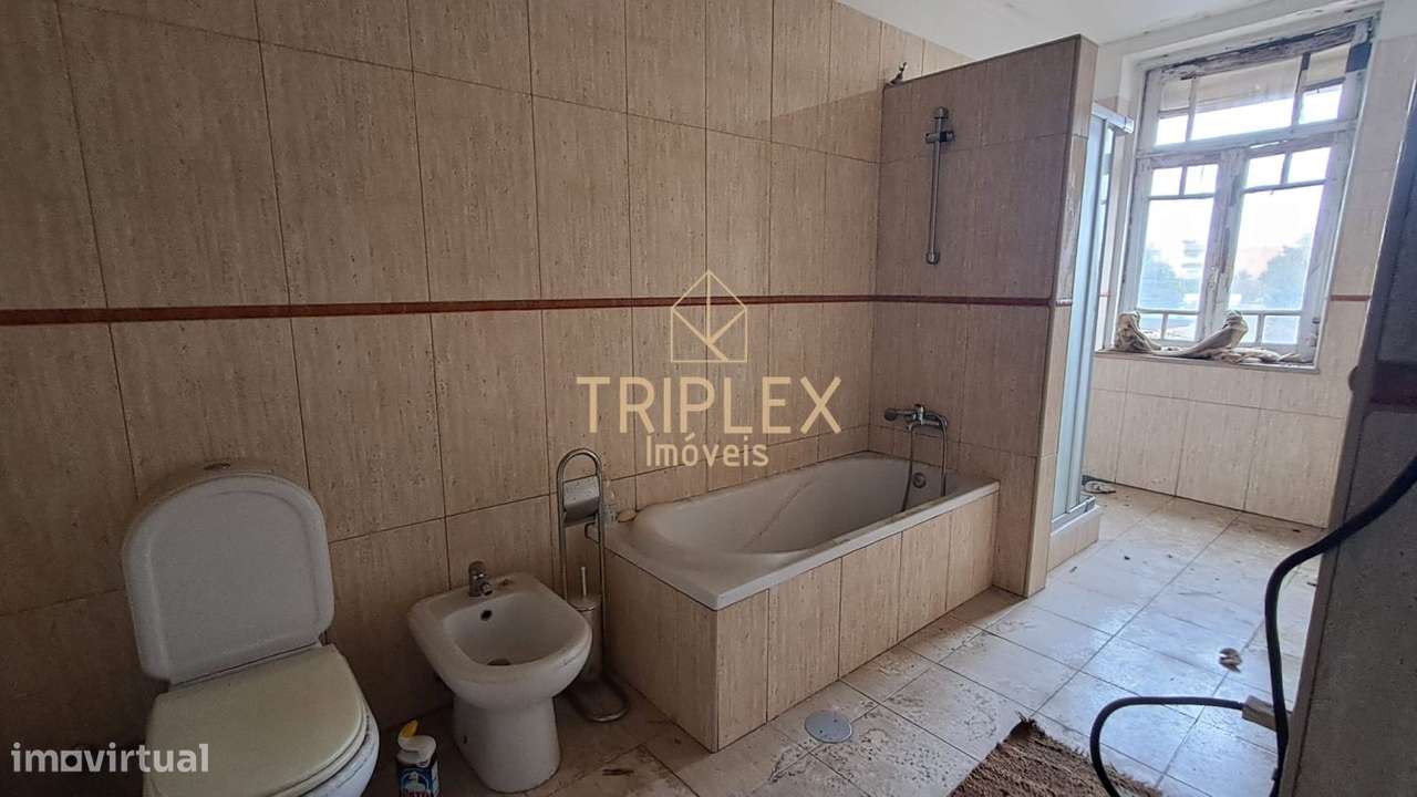 Moradia T6 para recuperar - Avª Afonso Henriques-14