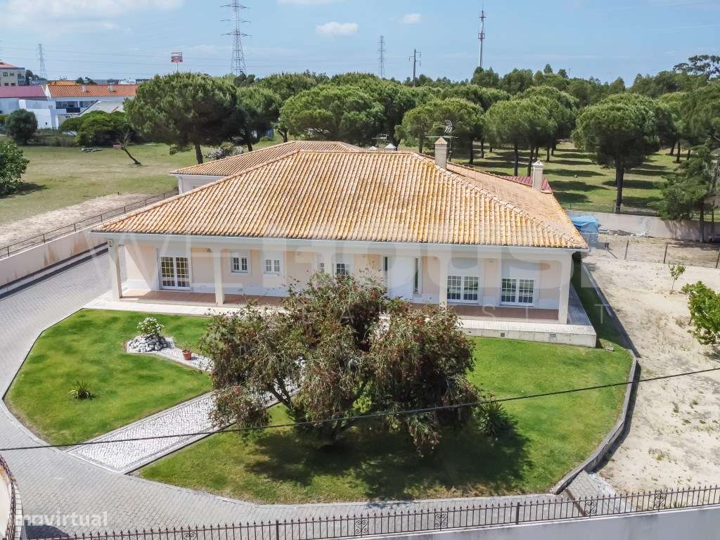 Moradia T4 com 280 m2, inserida em terreno com 2500 m2 em Palmela-32