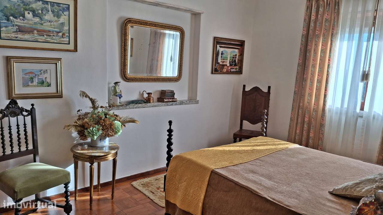 Magnifica propriedade constituída por armazém e moradia bi-familiar.-33