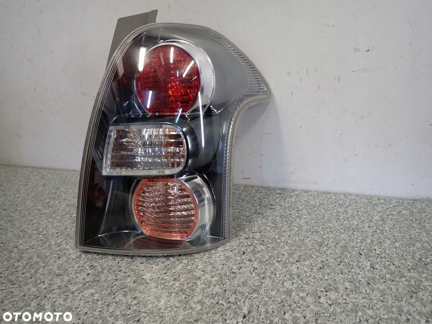 TOYOTA COROLLA VERSO 07- LAMPA TYLNA PRAWA LIFT D-CAT - 2