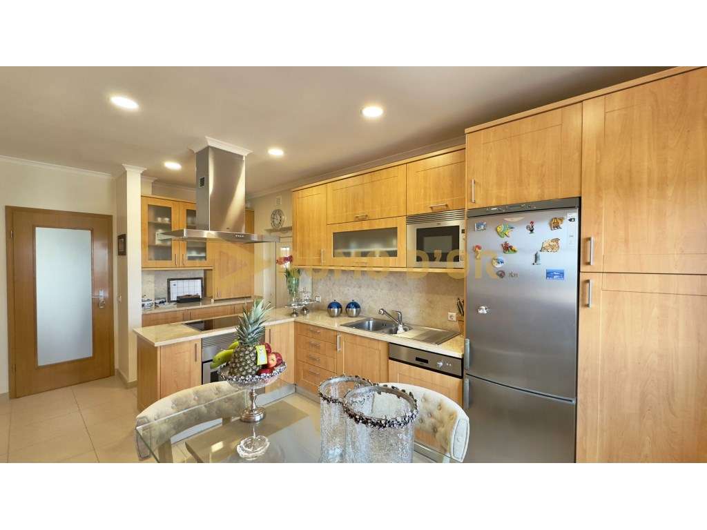 Viva com Conforto! Moradia T4 com Jardim e Espaço Exterior em Alenquer-11