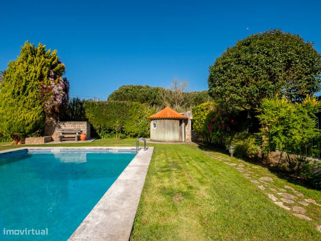 Moradia isolada inserida em terreno de 1370 m2 com piscina-2