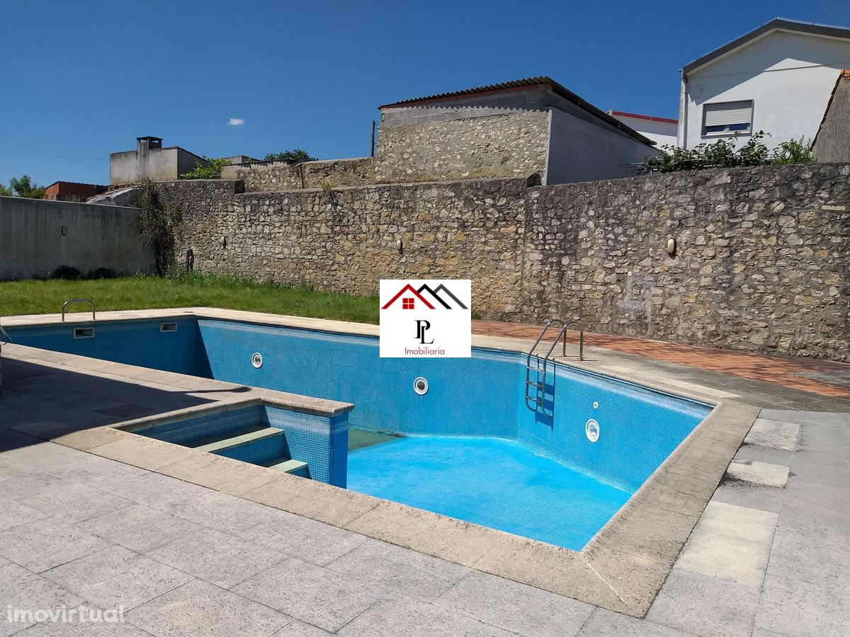 Moradia de traça antiga T10 com Piscina e Logradouro.