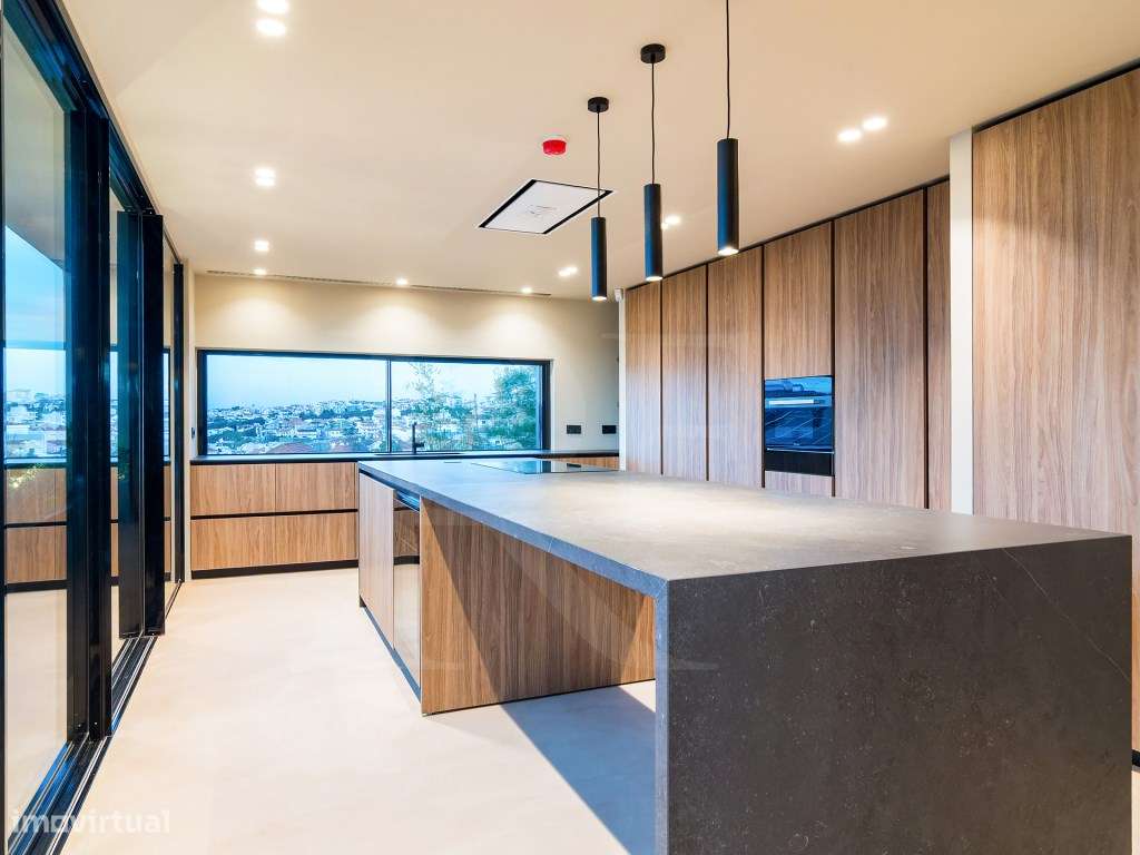 Moradia T5 com acabamentos de luxo e vista panorâmicas sobre a Baia...-9