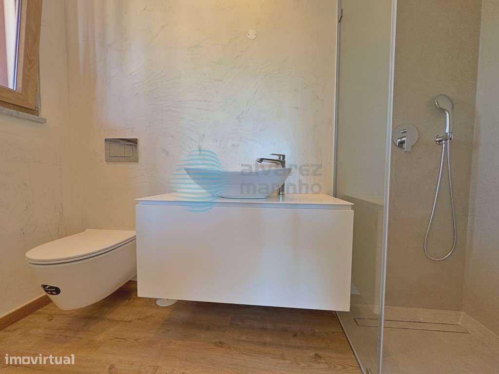 Moradia T4 Independente de Design Contemporâneo com Piscina e Garagem-22