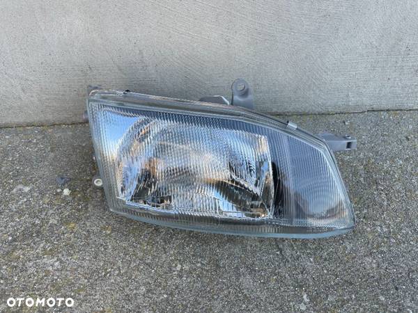 LAMPA PRAWA TOYOTA HIACE 1995-2006 - NOWA - 1