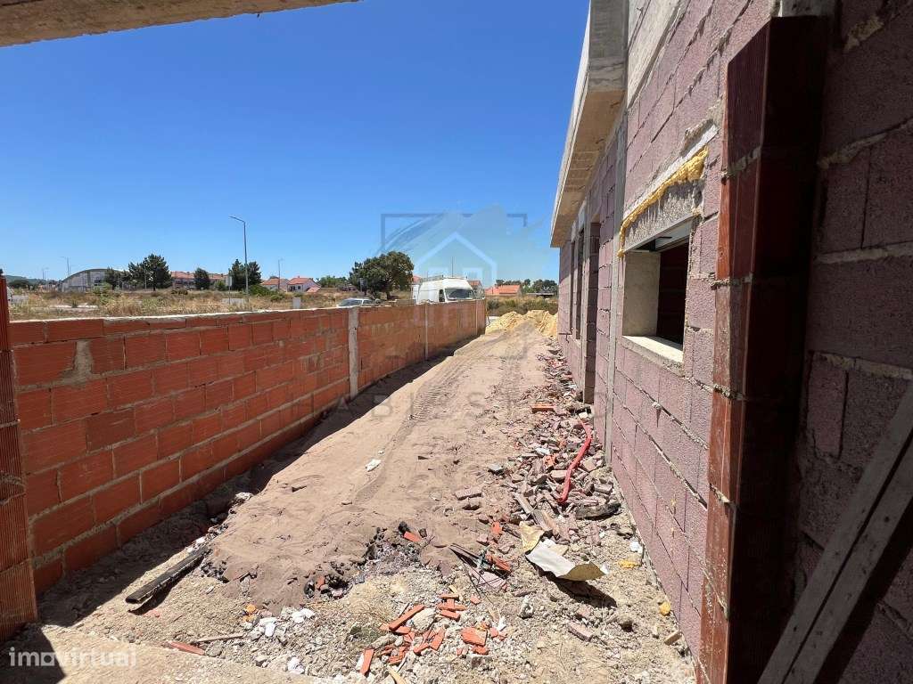 Moradia isolada em construção v3-4