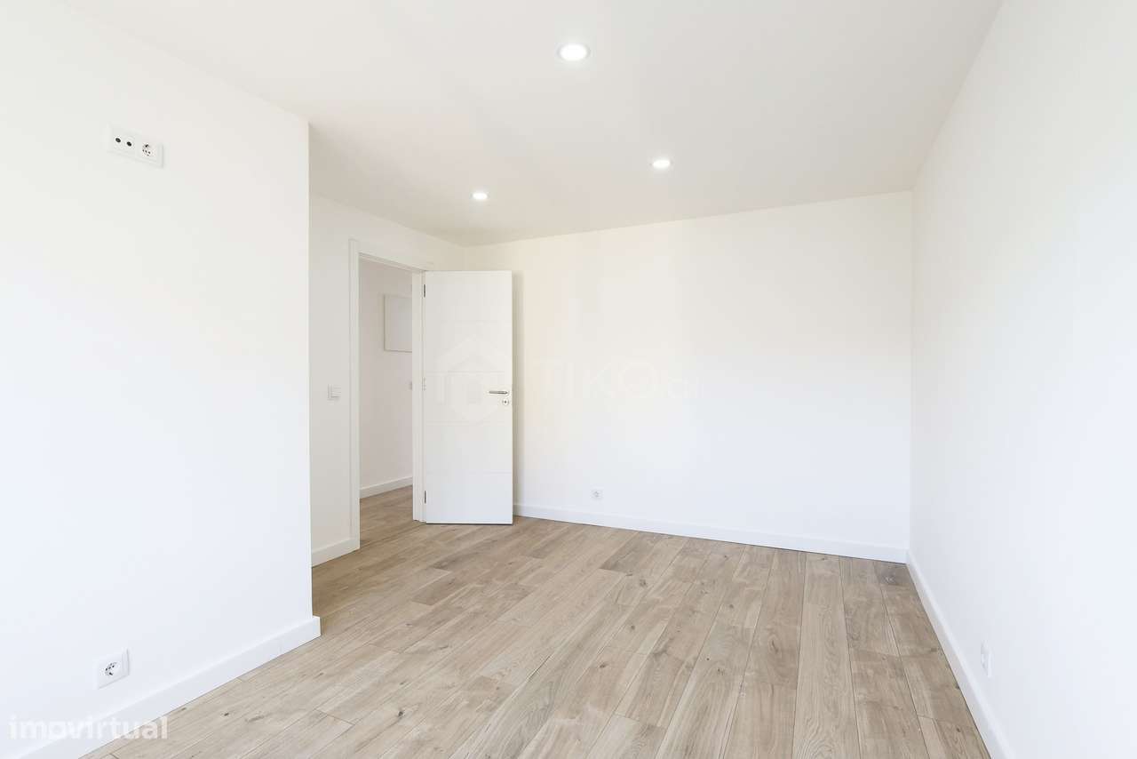 T3 Totalmente remodelado em Alverca – Pronto a habitar | Excelente loc-13