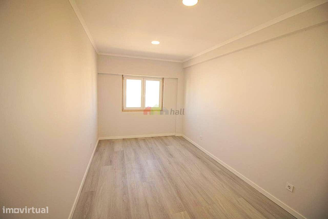 Apartamento T4, 3º andar, Totalmente Remodelado na Amora-22