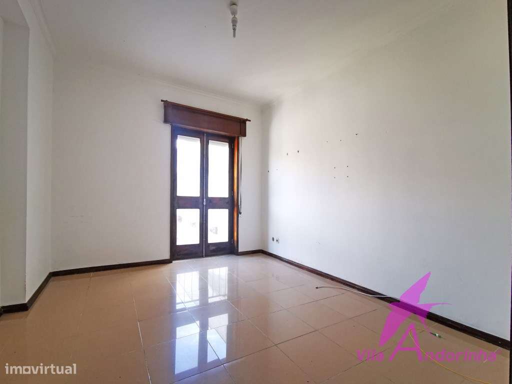 Apartamento T2 a 2 minutos do centro da cidade com garagem fechada.-7