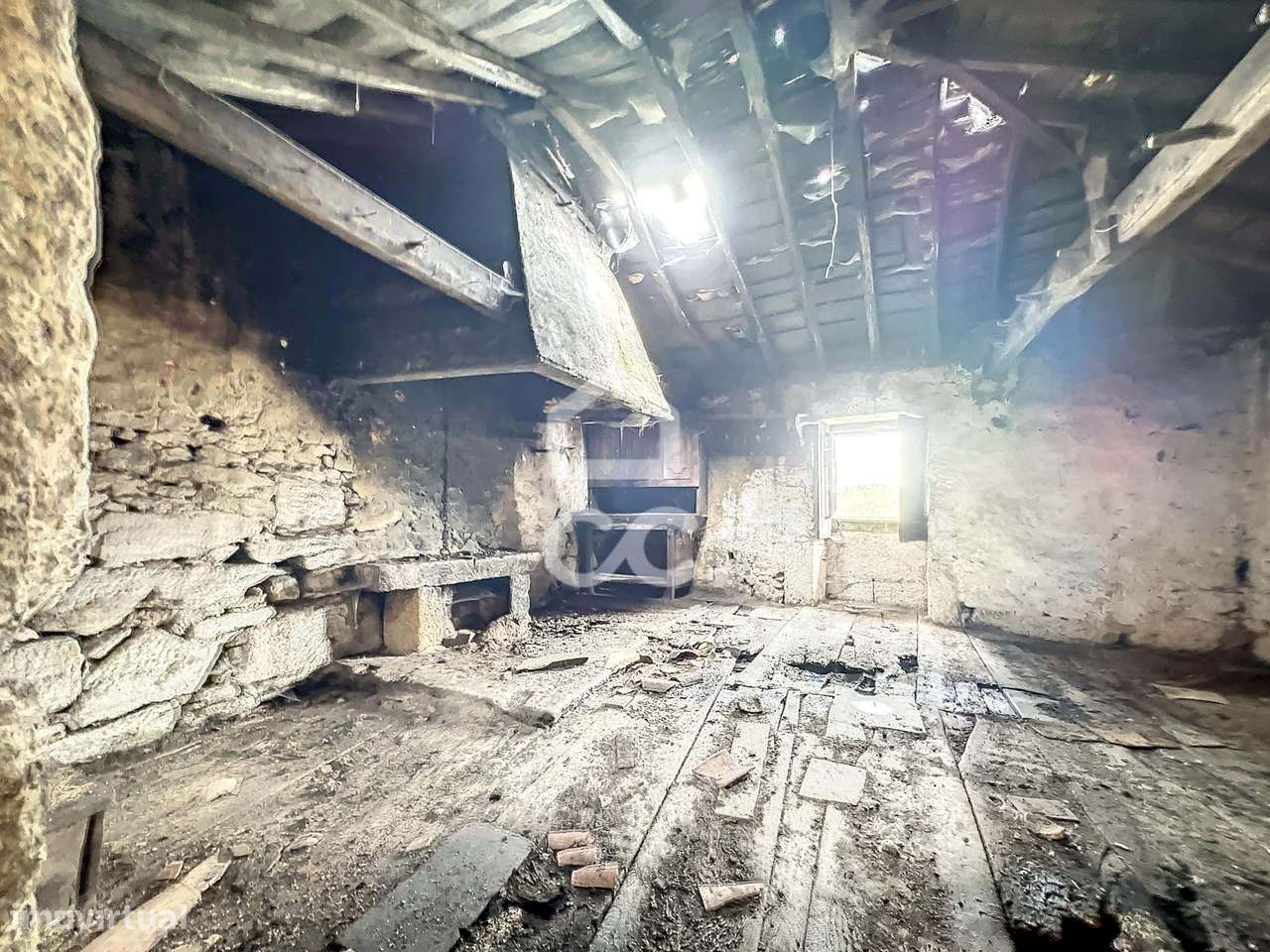 Moradia para restauro na aldeia de Vilar de Perdizes - Grande imagem: 4/11