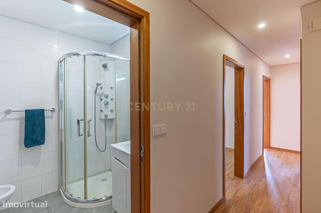 Apartamento T3 com terraço em frente ao metro da Casa da Música-14