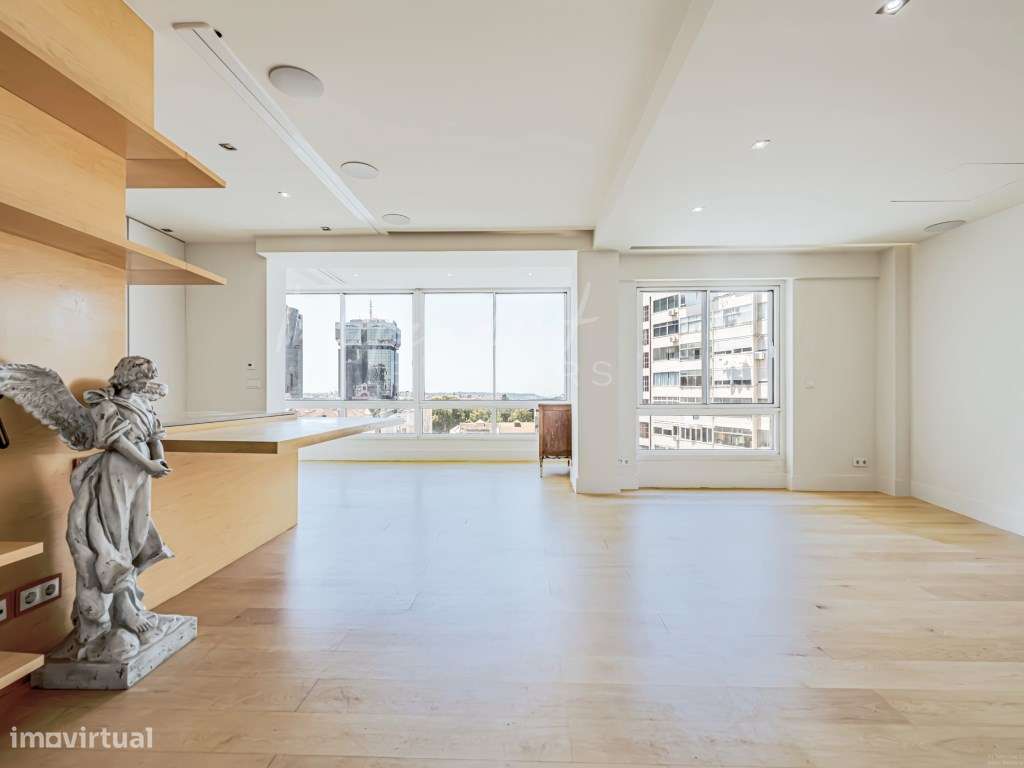 APARTAMENTO T3 TRANSFORMADO EM T2+1 NA AVENIDA CONSELHEIRO FERNANDO...-1