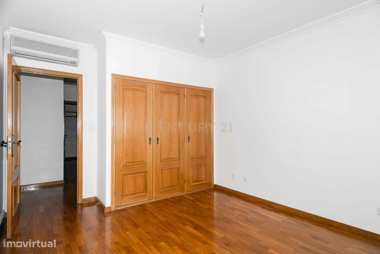 Duplex T3+3 com Vista Mar e Garagem Box – junto à praia e à A5-17