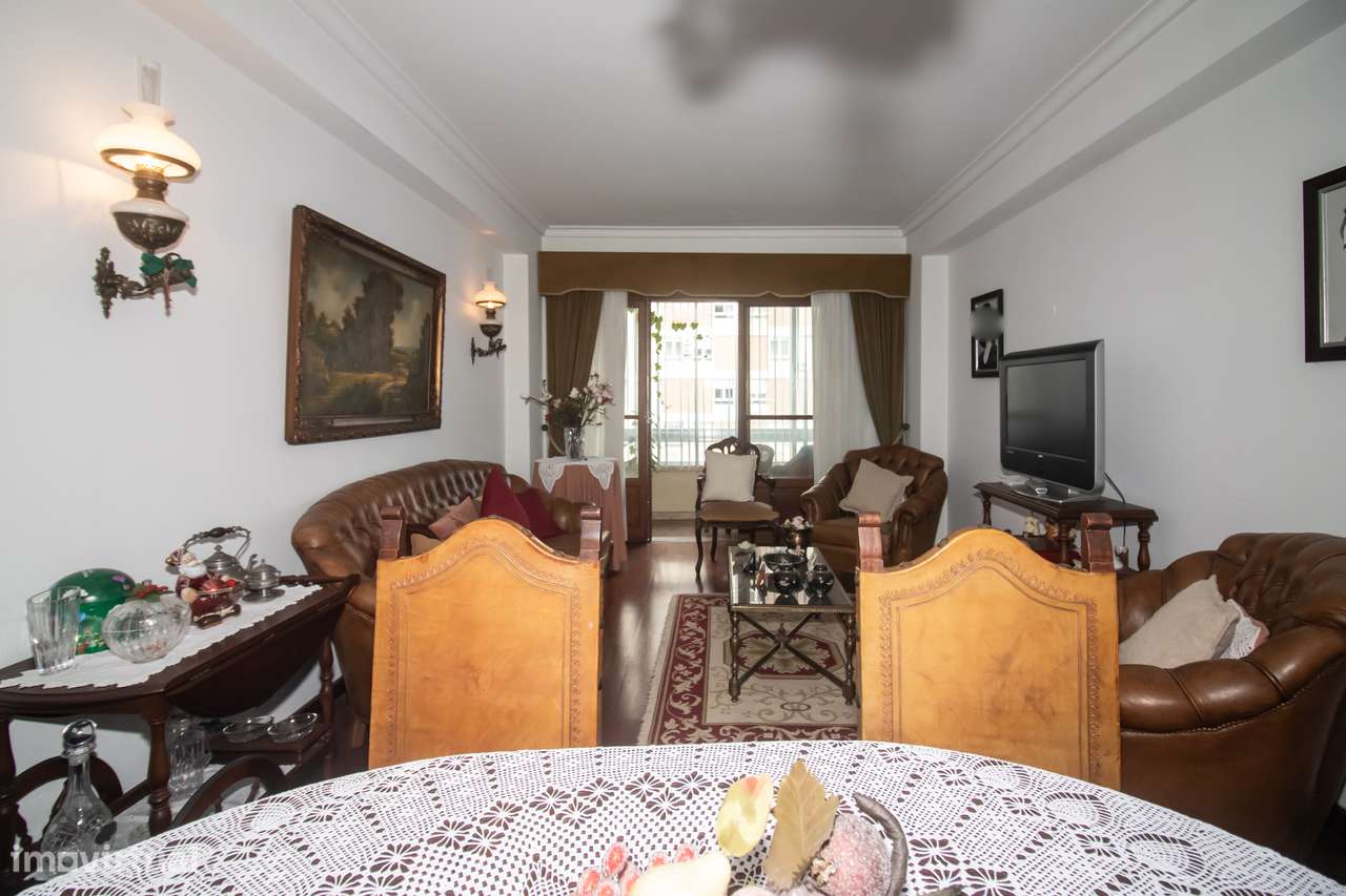 Espaçoso Apartamento T4 na Prestigiada Portela de Sacavém-8