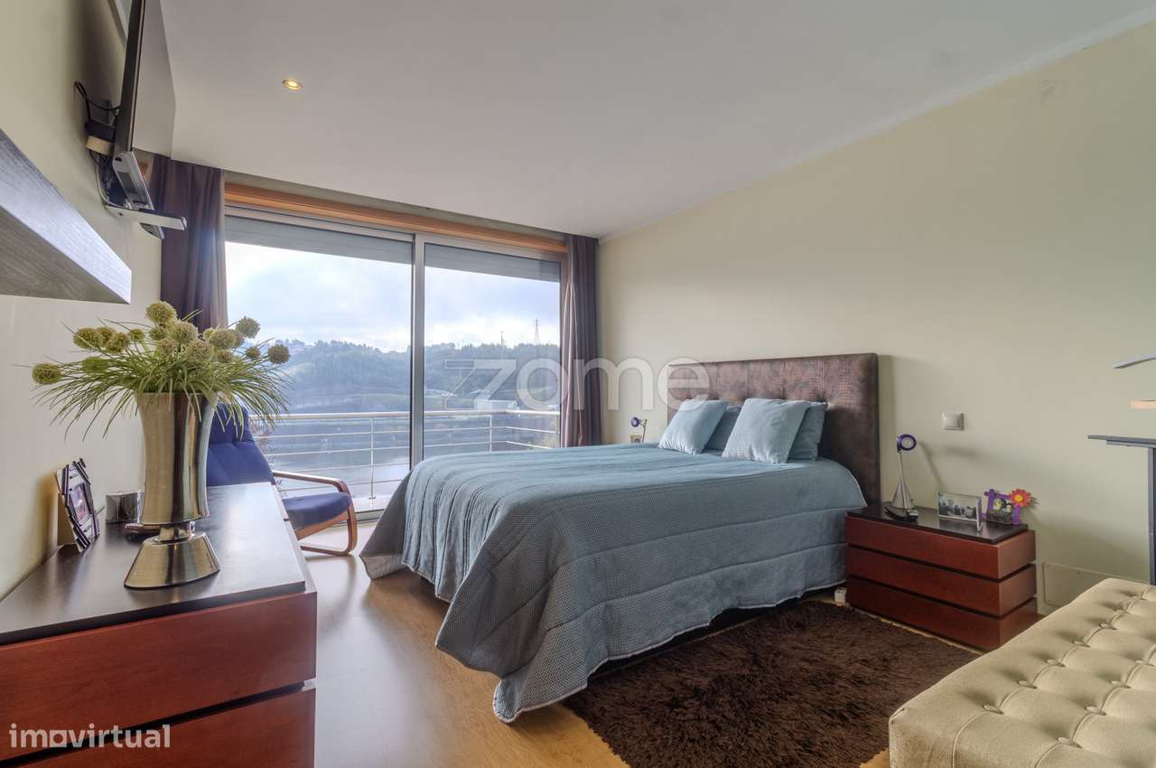 Moradia T3 | 3 Suítes e Piscina com Vista Rio-24