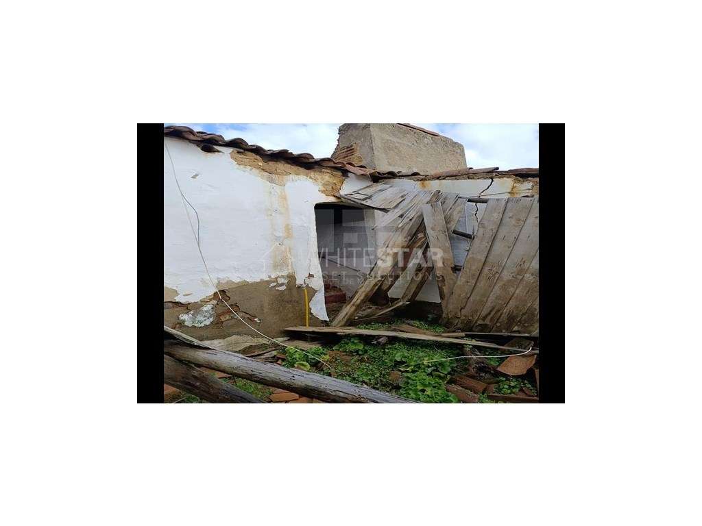 Moradia em ruína no centro da vila da Vidigueira. - Grande imagem: 5/6