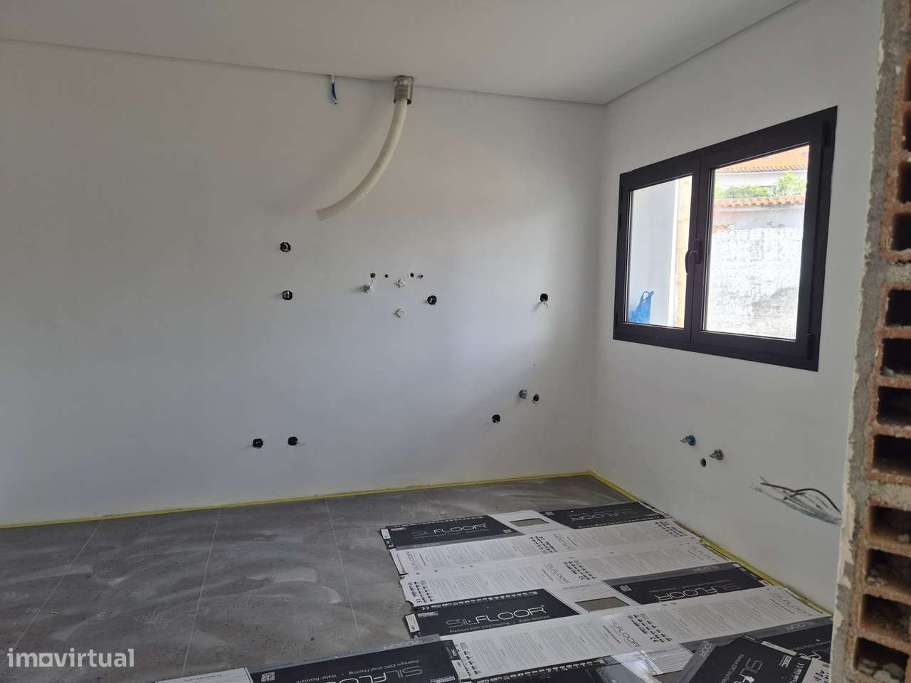 Moradia T3, térrea, geminada com garagem e jardim. Fração "B"-7