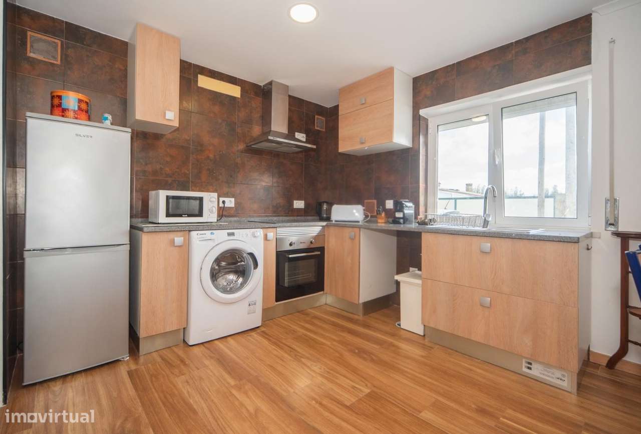 Moradia T4, Mobilada, com terraço menos de 2 kms Praia Santa Rita - Grande imagem: 4/42