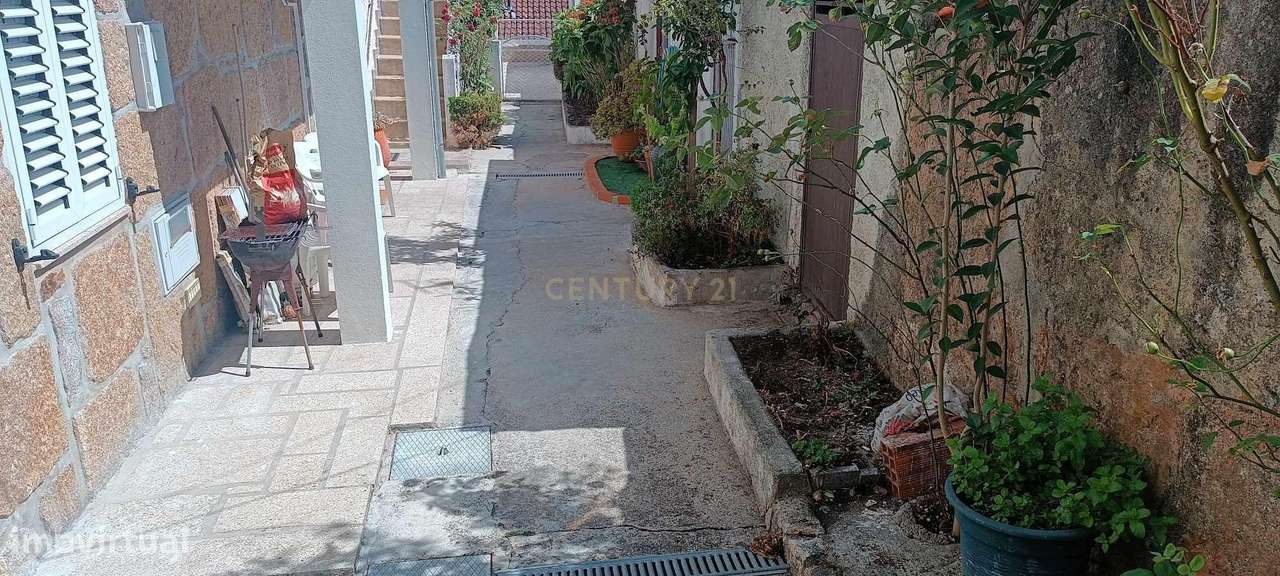 Casa geminada de dois pisos com reabilitação parcial em Vidago / Chave - Grande imagem: 3/22
