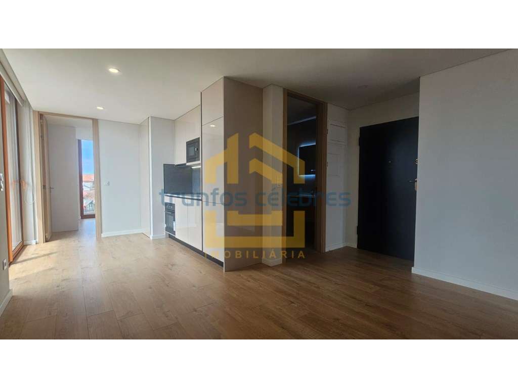 Apartamento T2 Novo | 3 º Andar | 3 Varandas | Lugar de garagem par...-10